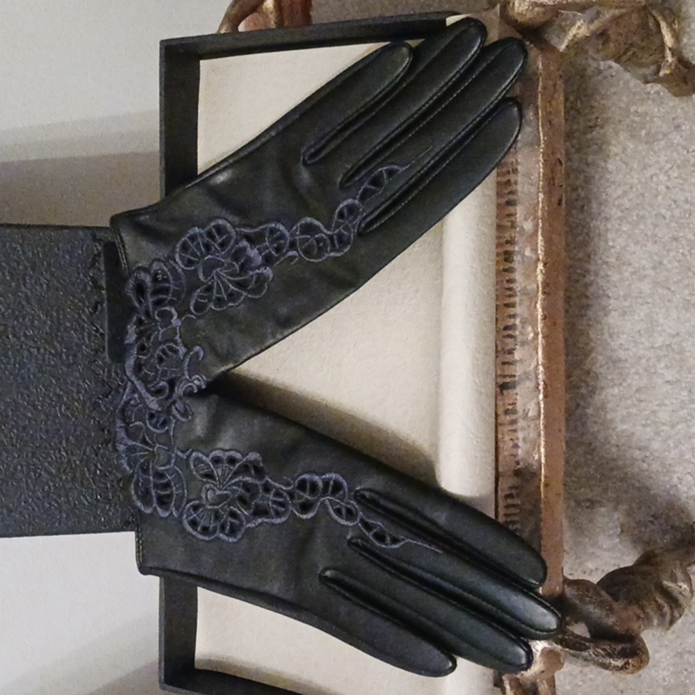 Fioretto Black Genuine Leather Embroidered Lace-Like Design Size Sm